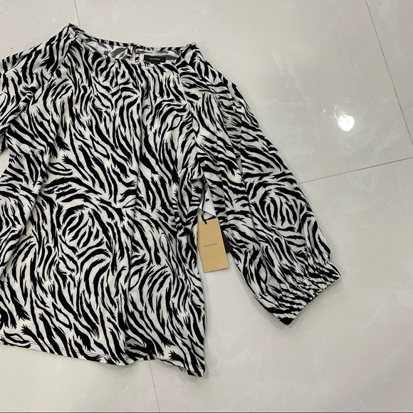 NWT Halogen Feather Tiger Banded Sleeve Knit Blouse white and black size Medium - Picture 9 of 10
